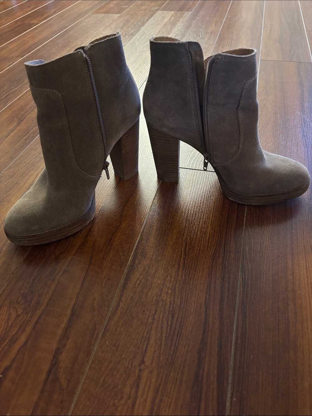 LUCKY BRAND Quiselle Ankle Heel
Bootie Boot Suede Neutral